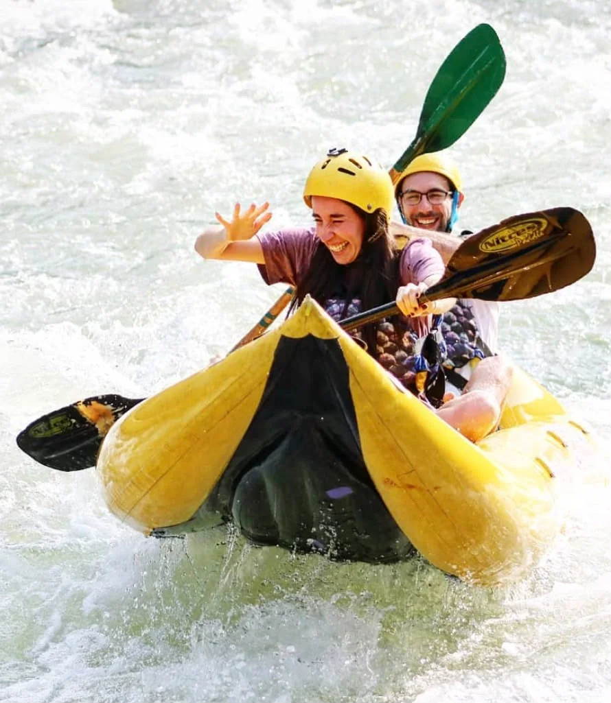 Dos personas en una embarcación inflable en el río