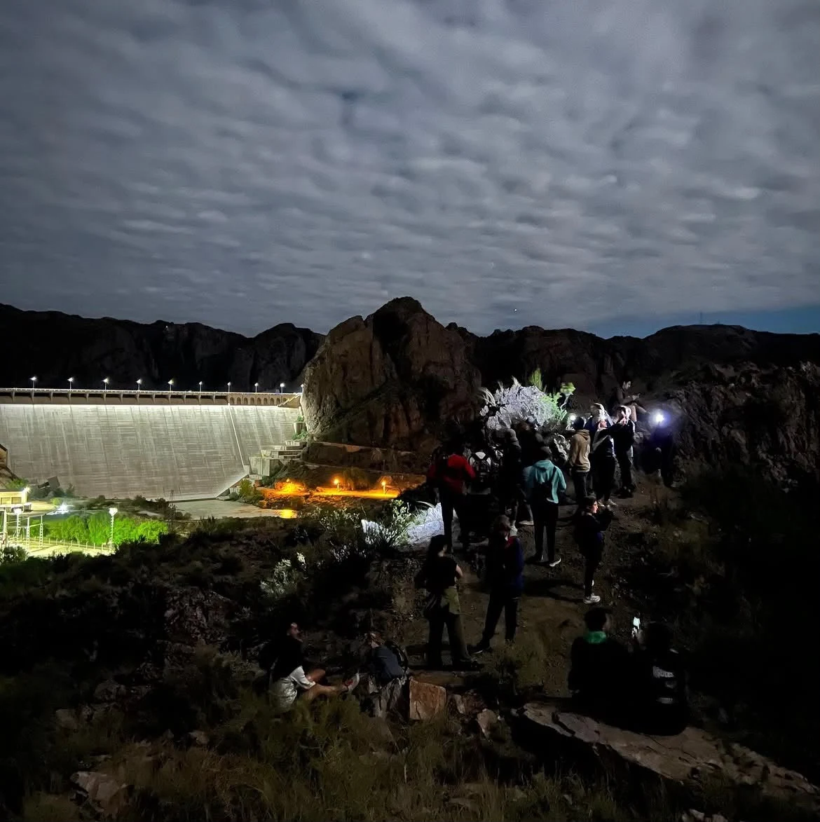 Grupo durante una excursión nocturna junto al dique