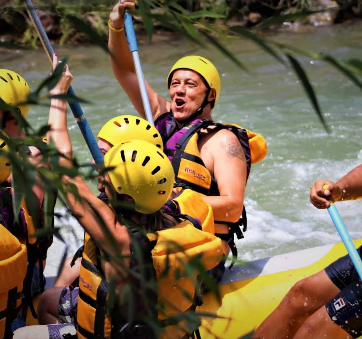 Grupo disfrutando del rafting con Alihuen