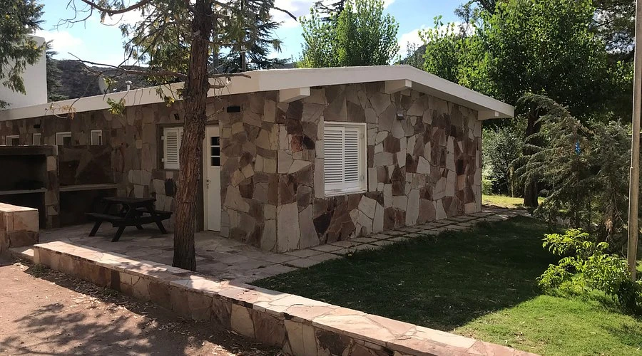 Cabaña de piedra rodeada de naturaleza en Bosque Divino