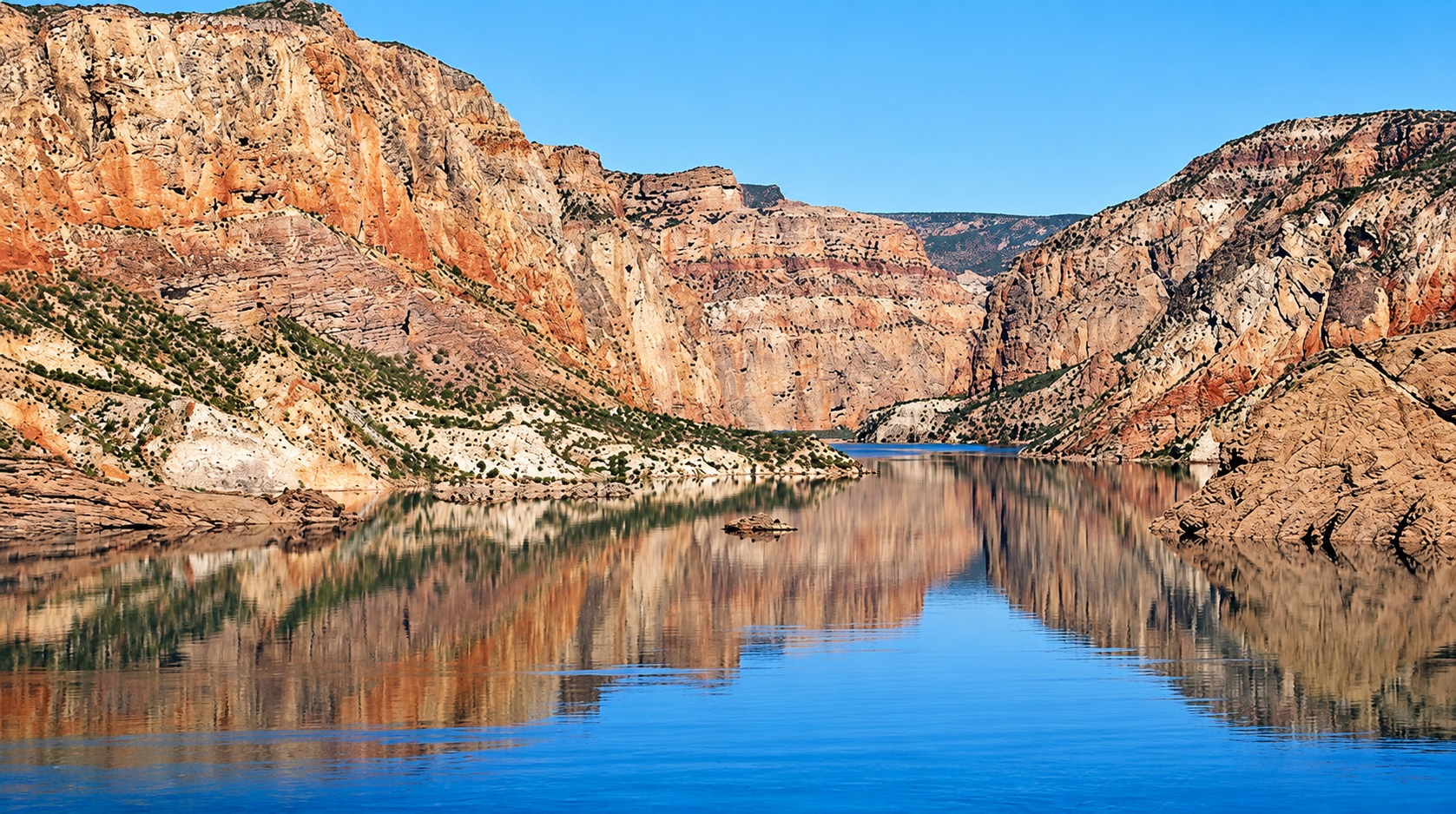 Montañas del Cañón del Atuel reflejadas en el lago