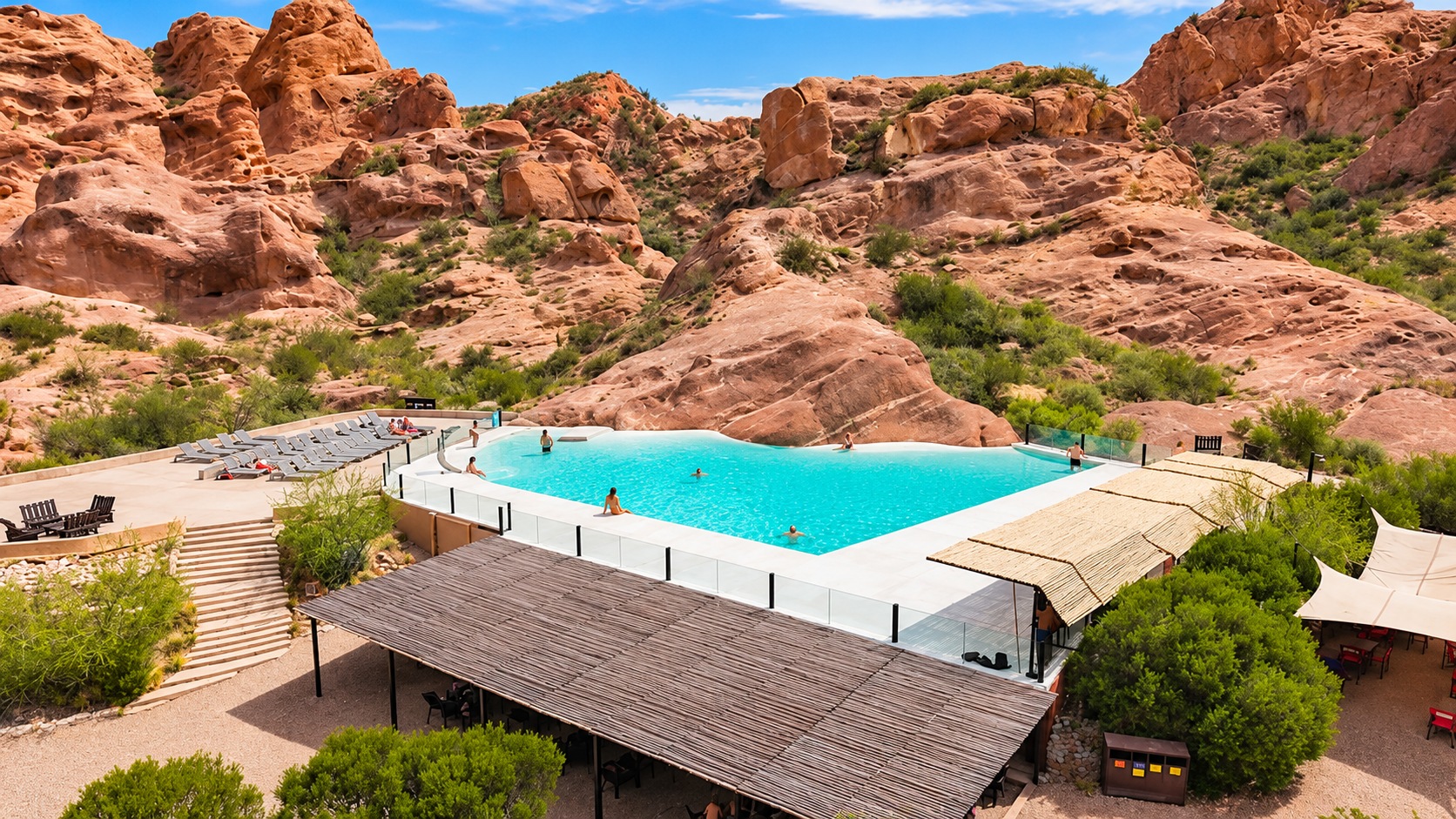 Piscina de aguas turquesas rodeada de formaciones rocosas