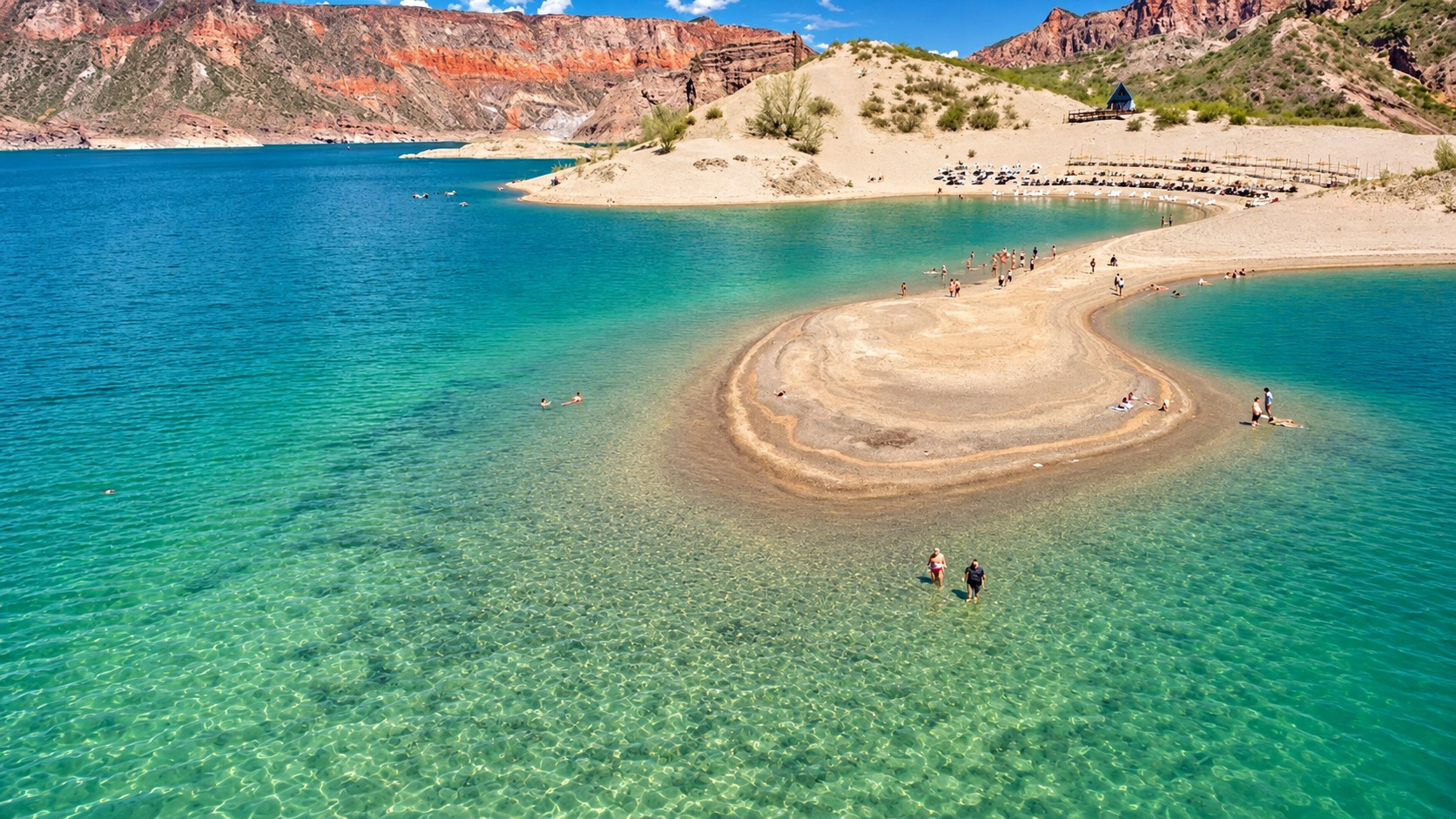 Playa de arena y aguas turquesas entre las montañas del Atuel