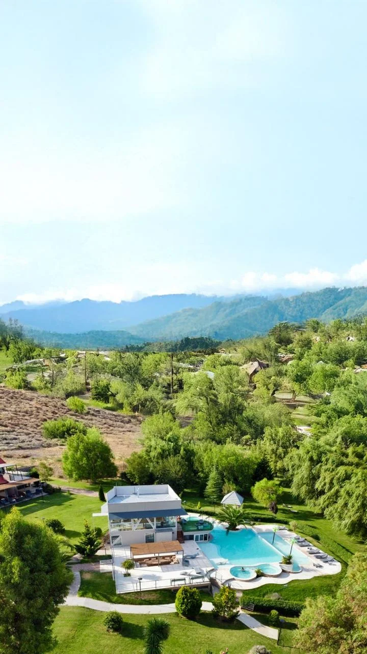 Vista panorámica de la piscina y las montañas de Río Soñado