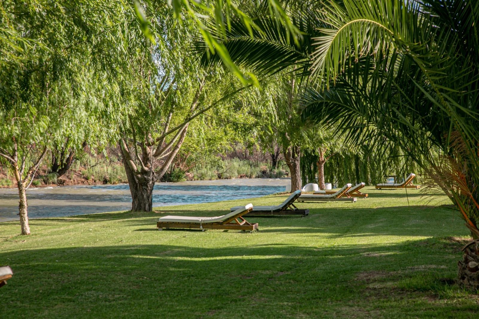 Parque con reposeras junto al río