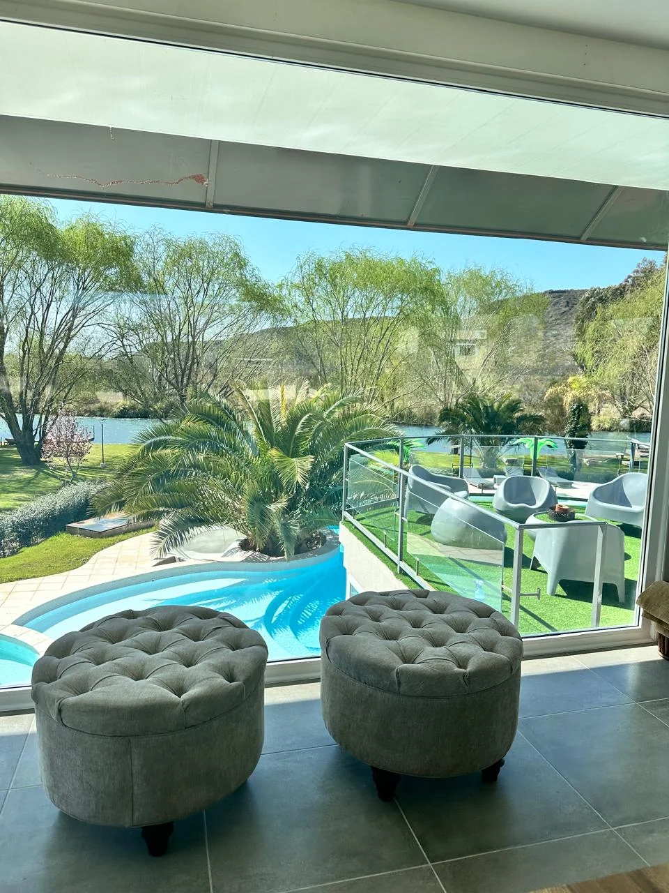 Vista hacia el parque y la piscina